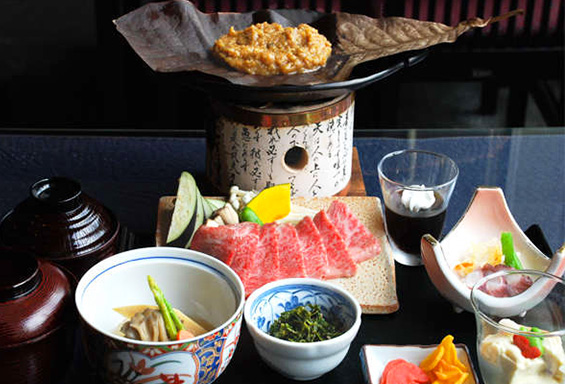 A set meal including premium Hida beef grilled on magnolia leaf